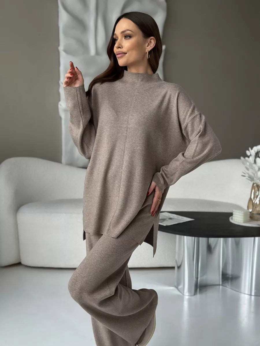 Elegancki damski komplet dzianinowy – sweter o luźnym kroju i spodnie