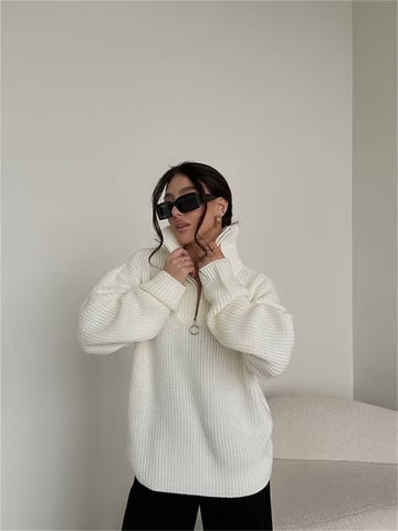 Sweter z wysokim kołnierzem na zamek – nowoczesny minimalizm i wygoda