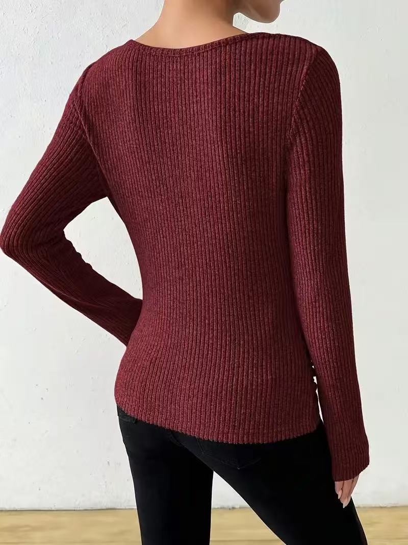 Sweter z miękkiej dzianiny i drapowanym dekoltem