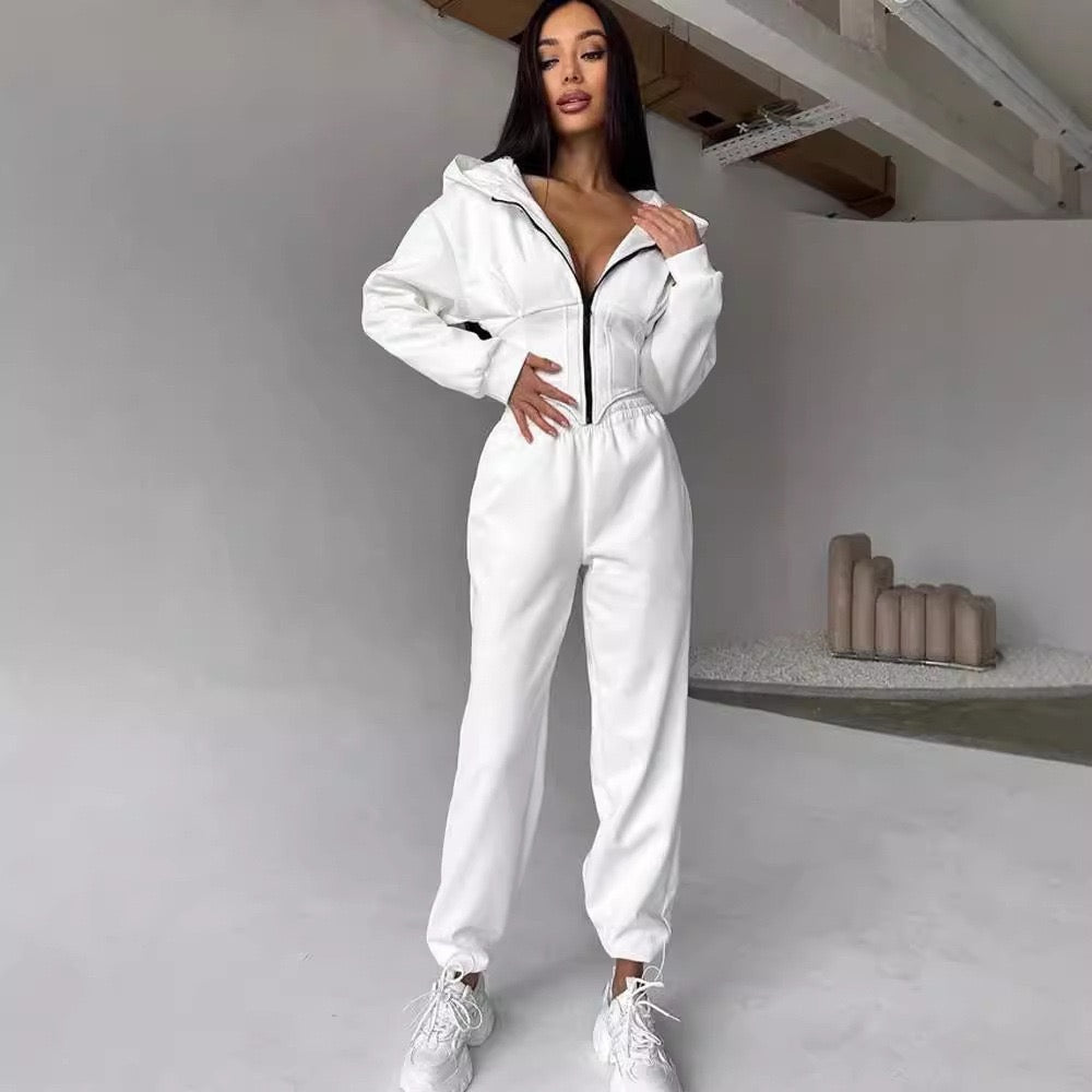 Komplet o dopasowanym kroju – elegancja w sportowym stylu