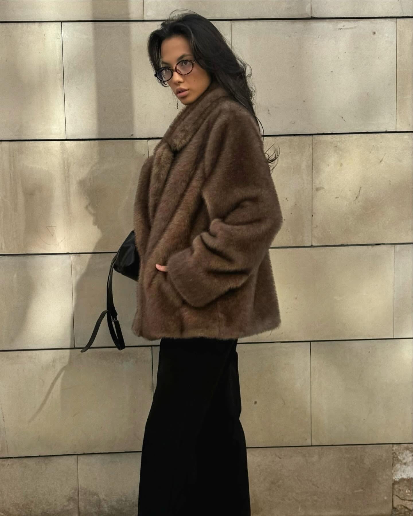 Sztuczne futro o klasycznym kroju – elegancja i ponadczasowy styl