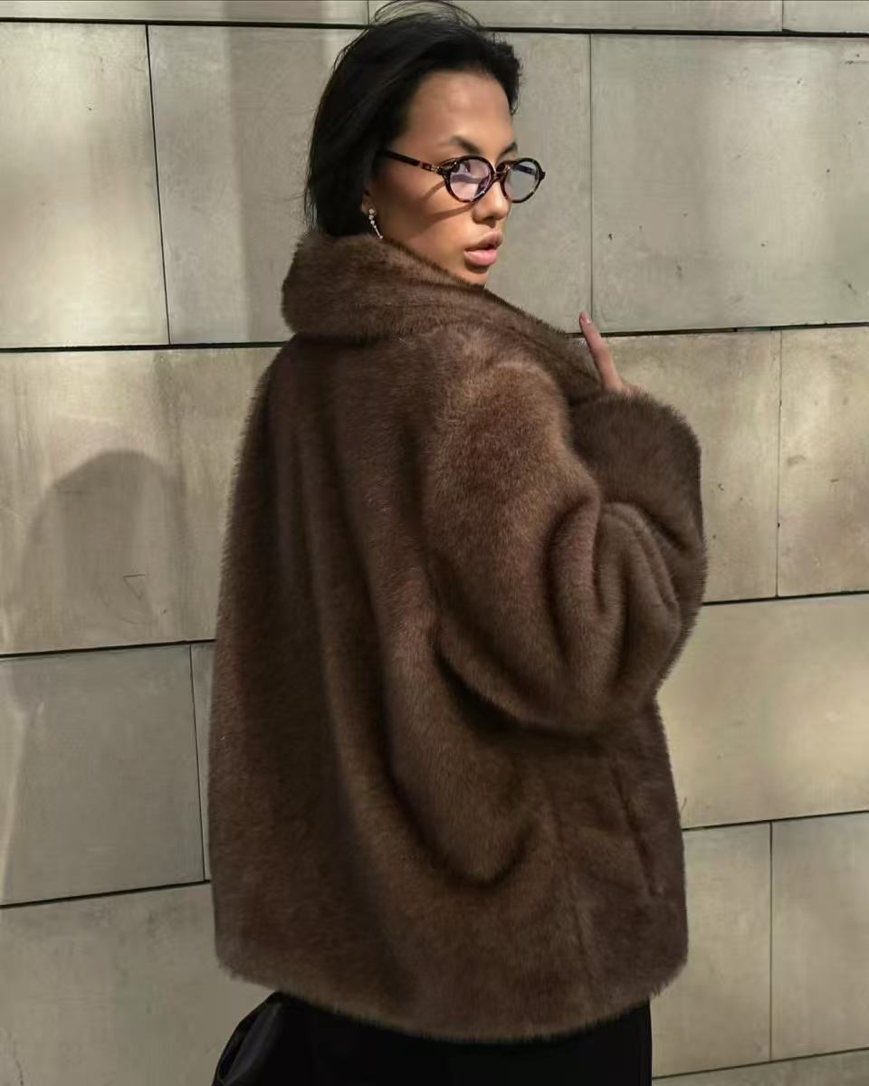 Sztuczne futro o klasycznym kroju – elegancja i ponadczasowy styl