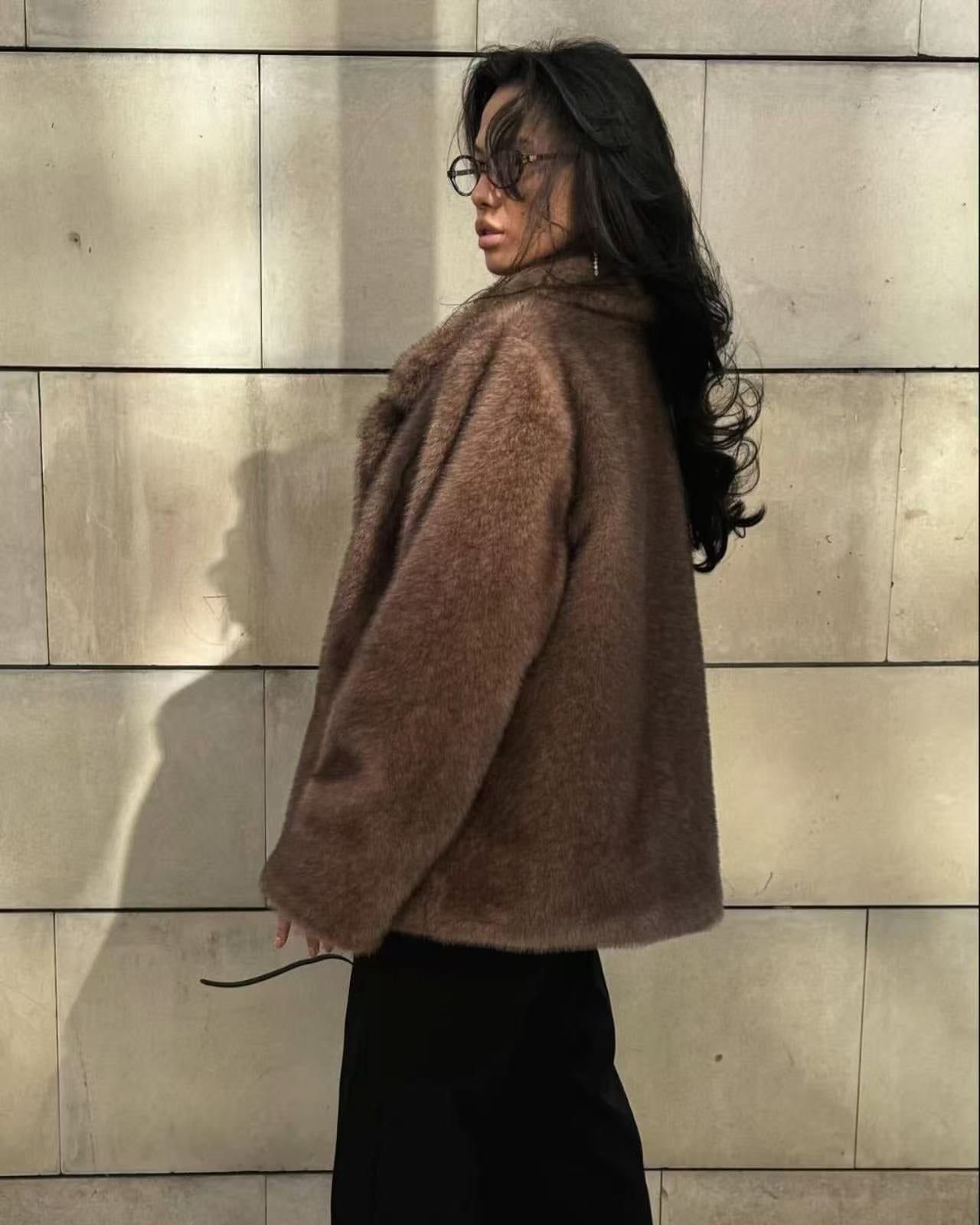 Sztuczne futro o klasycznym kroju – elegancja i ponadczasowy styl
