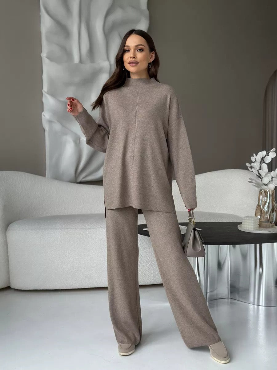 Elegancki damski komplet dzianinowy – sweter o luźnym kroju i spodnie