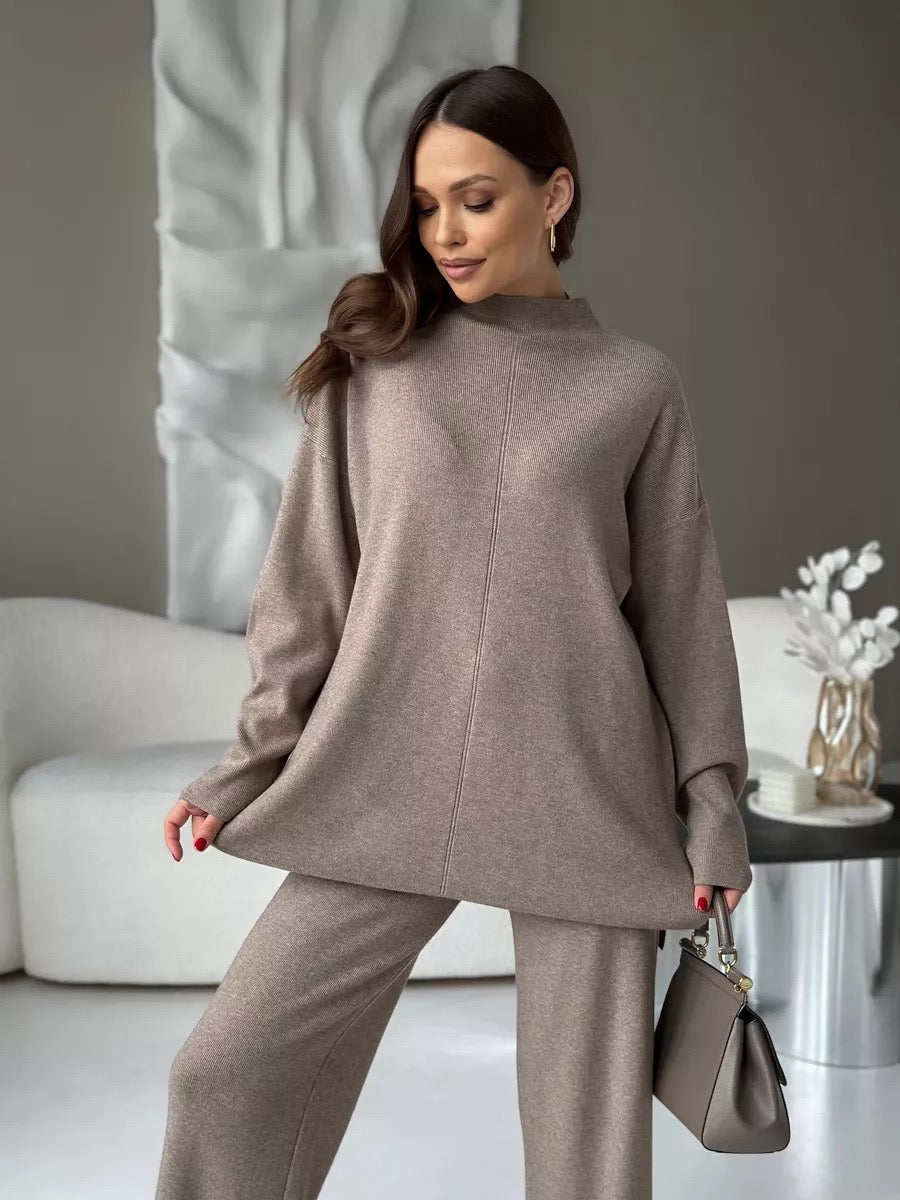 Elegancki damski komplet dzianinowy – sweter o luźnym kroju i spodnie