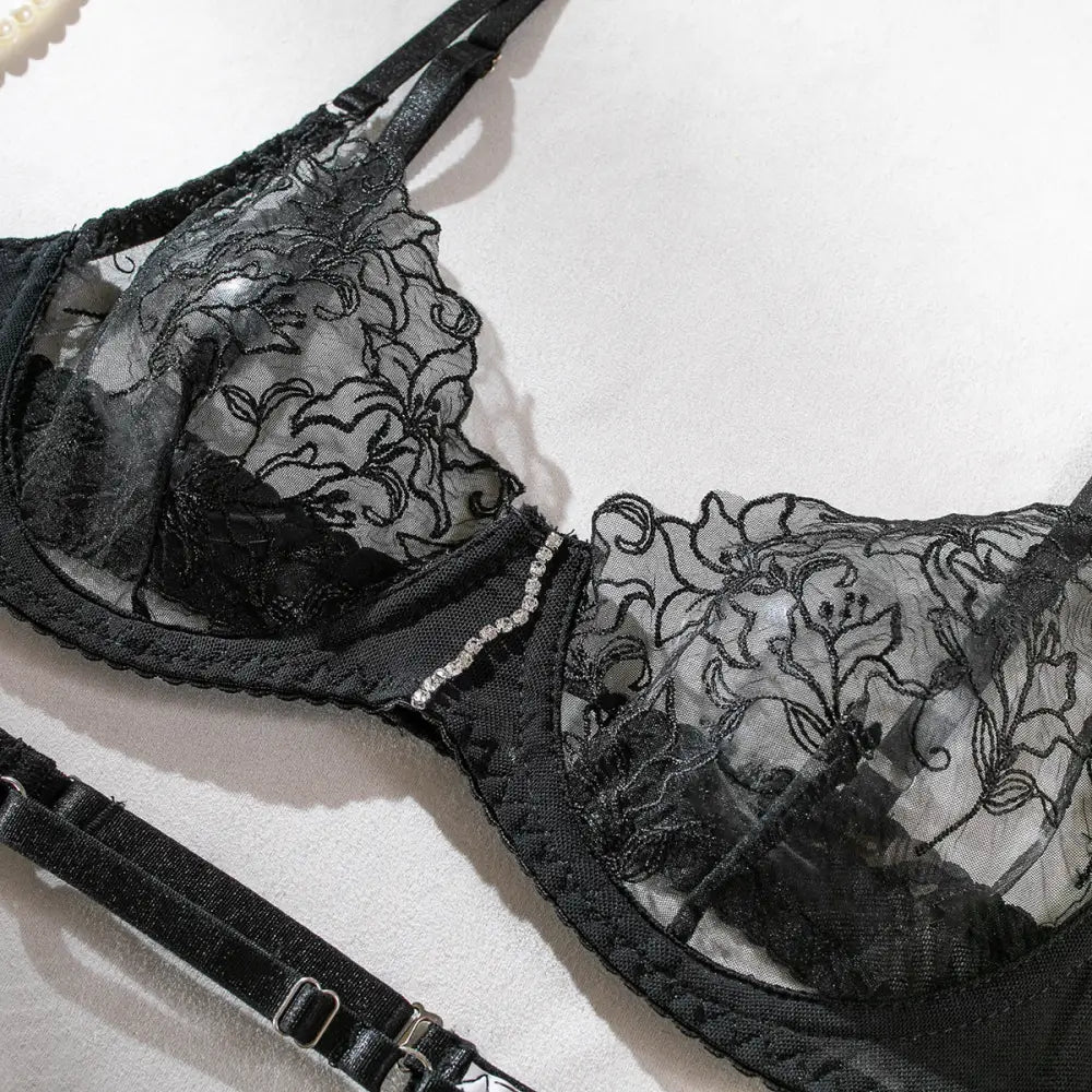 Elegancki komplet bielizny z koronką i diamentowymi akcentami - Bielizna damska