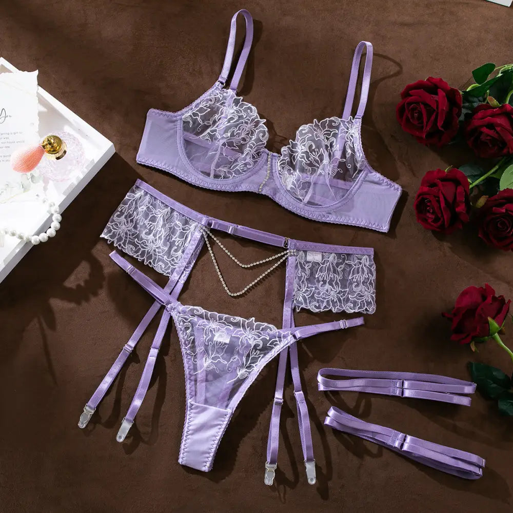 Elegancki komplet bielizny z koronką i diamentowymi akcentami - Light Purple / L - Bielizna damska