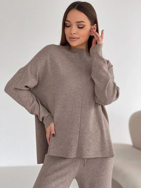 Elegancki damski komplet dzianinowy – sweter o luźnym kroju i spodnie