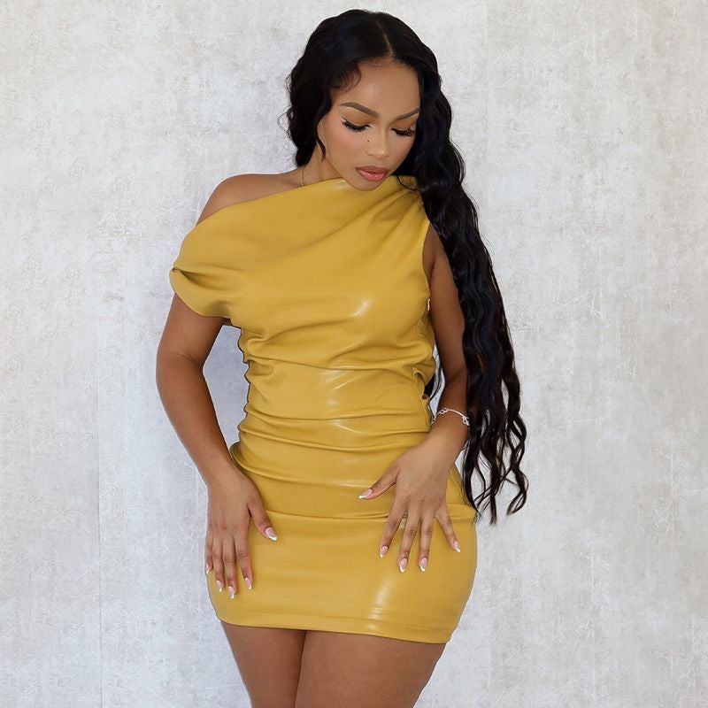 Sukienka mini z asymetrycznym dekoltem i eleganckim wykończeniem