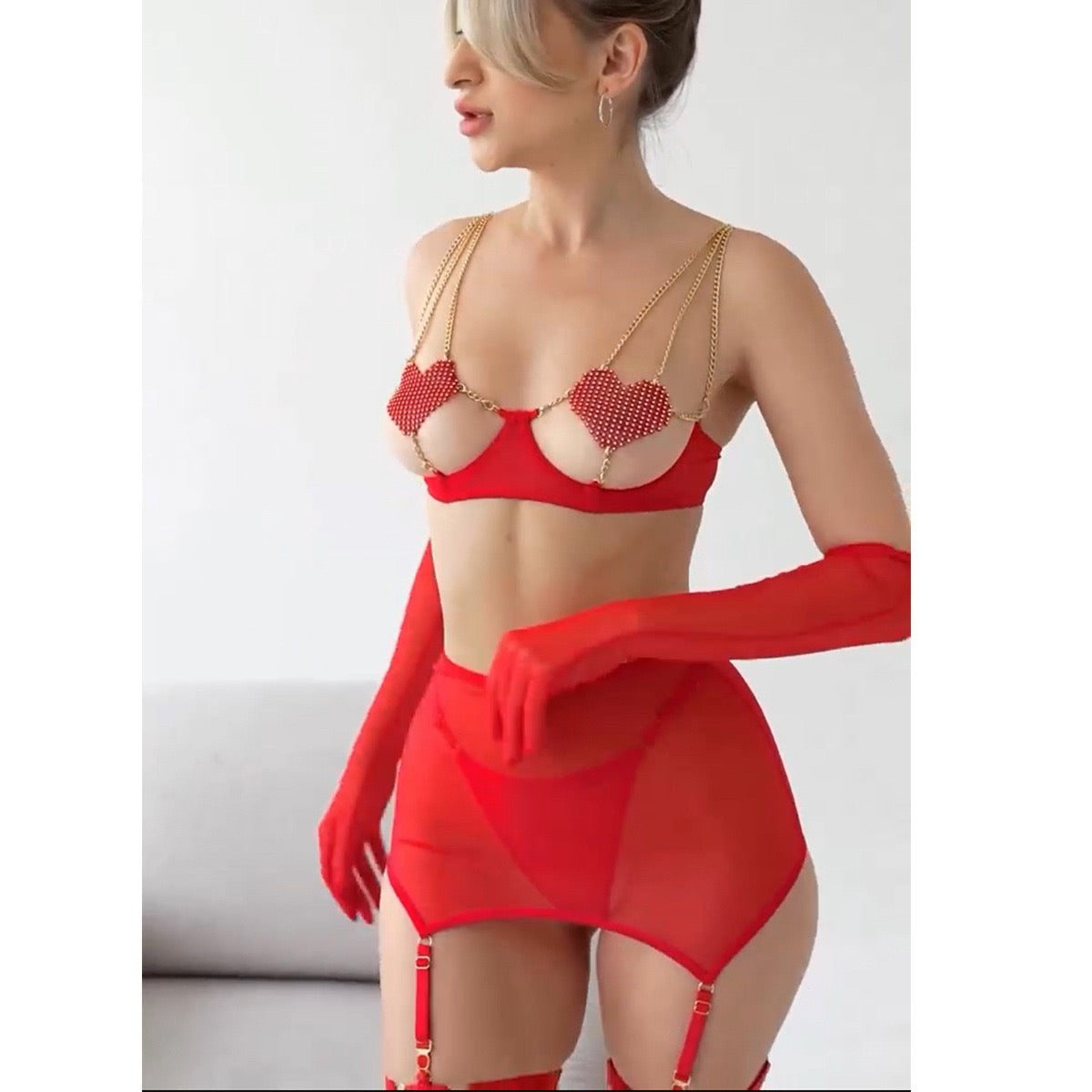 Awangardowy komplet bielizny z ozdobnymi łańcuszkami