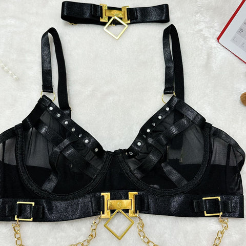 Komplet bielizny damskiej z paskami i złotymi łańcuszkami