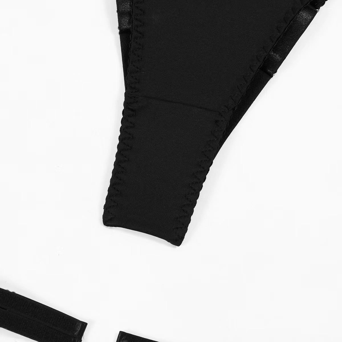 Komplet bielizny damskiej z paskami i rękawiczkami – czerwony