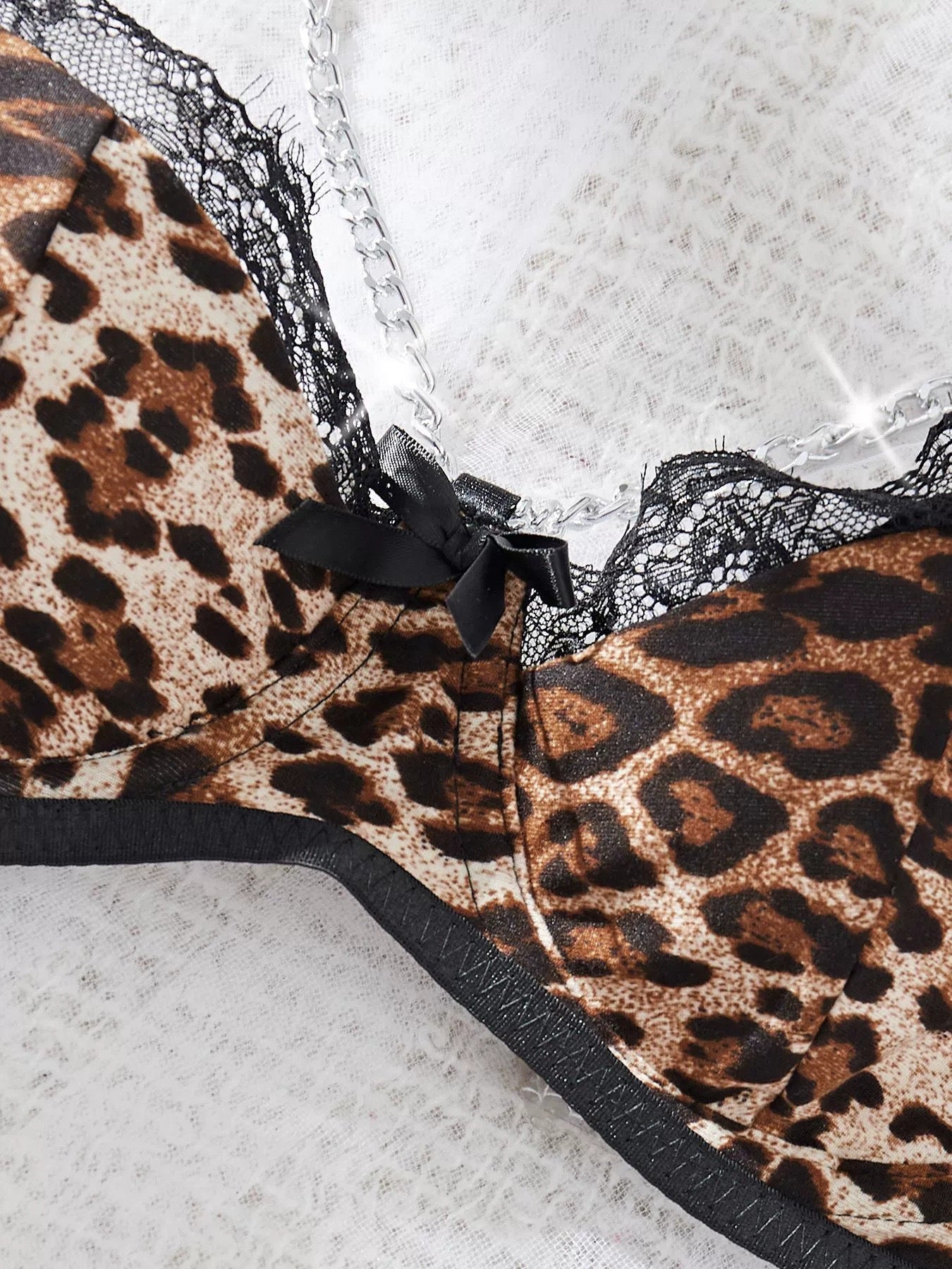 Komplet bielizny damskiej w panterkę z pasem do pończoch