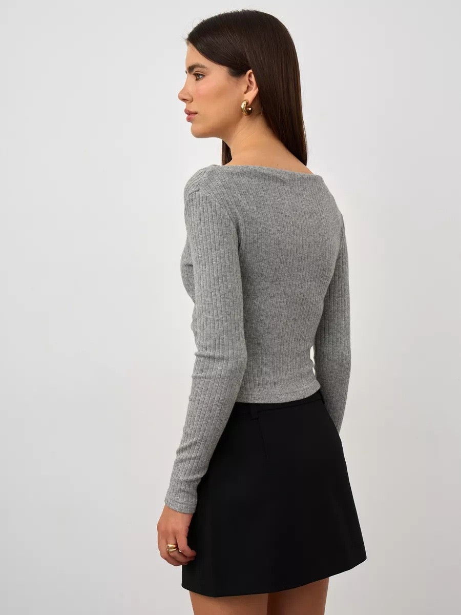 Prążkowany sweter hiszpanka – kobiecy i elegancki krój