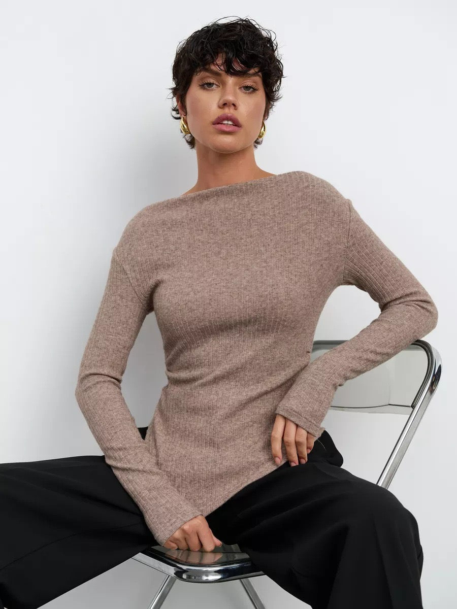 Prążkowany sweter hiszpanka – kobiecy i elegancki krój