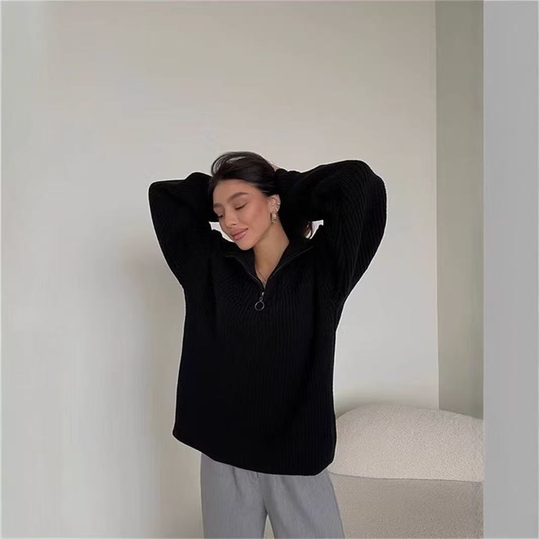 Sweter z wysokim kołnierzem na zamek – nowoczesny minimalizm i wygoda