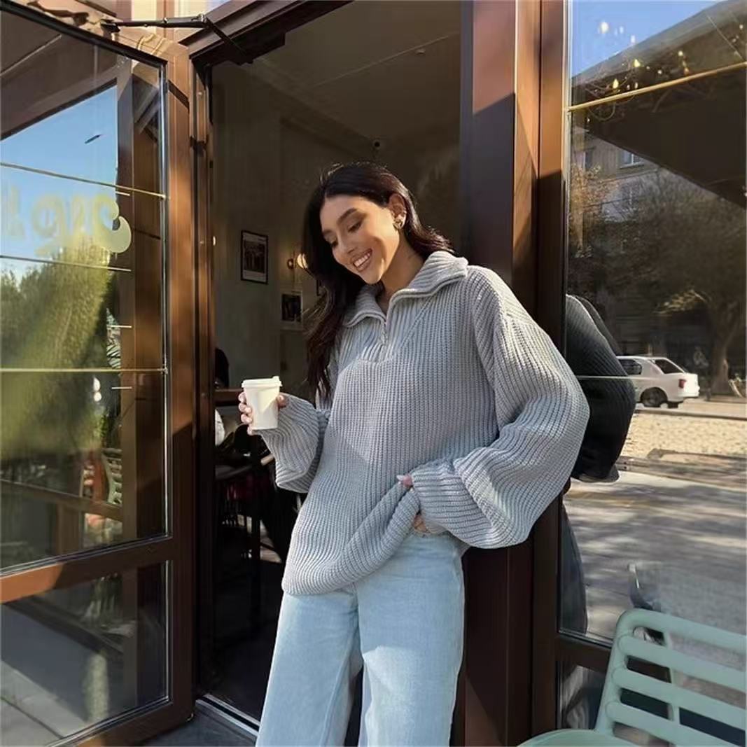 Sweter z wysokim kołnierzem na zamek – nowoczesny minimalizm i wygoda