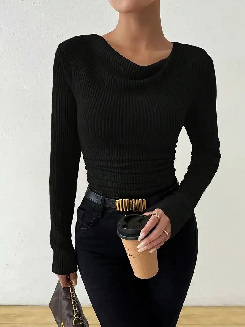 Sweter z miękkiej dzianiny i drapowanym dekoltem