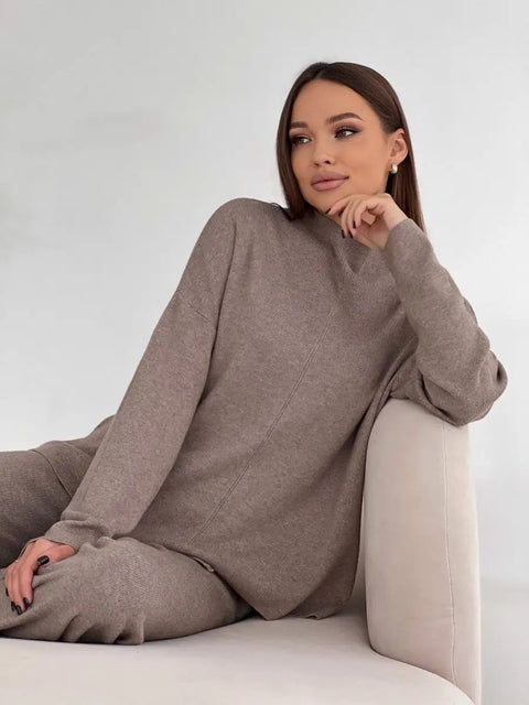 Elegancki damski komplet dzianinowy – sweter o luźnym kroju i spodnie