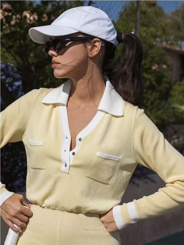 Dopasowany komplet damski z długim rękawem – elegancki zestaw typu polo