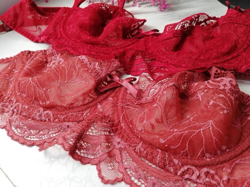 Seksowny biustonosz z kokardkami