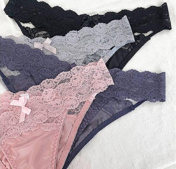 Satynowe majtki z koronkową wstawką