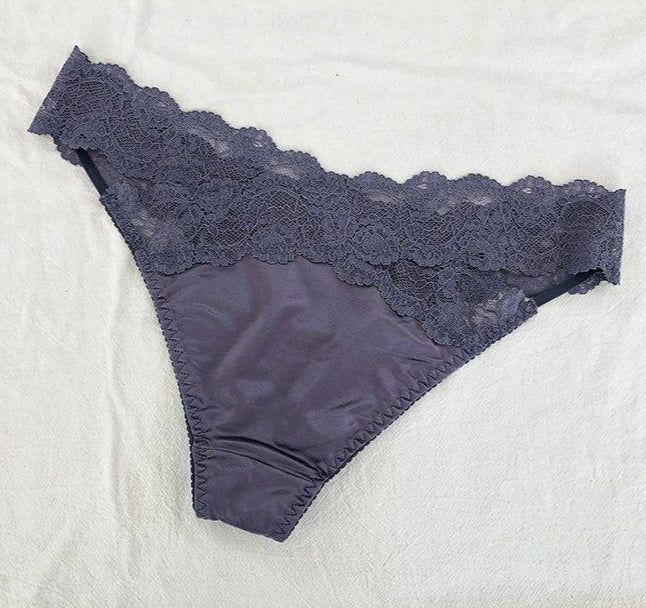 Satynowe majtki z koronkową wstawką