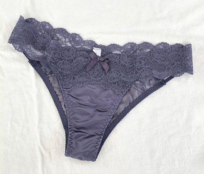 Satynowe majtki z koronkową wstawką