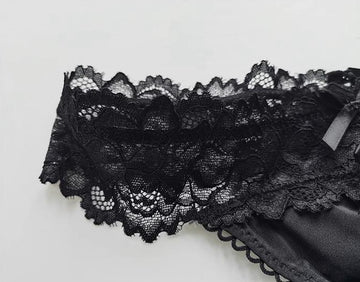 Delikatne stringi z koronkowym pasem