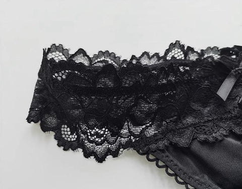 Delikatne stringi z koronkowym pasem