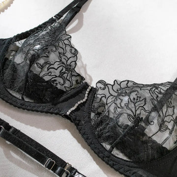 Elegancki komplet bielizny z koronką i diamentowymi akcentami - Bielizna damska