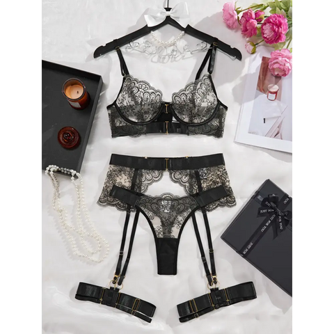 Luksusowy komplet bielizny koronkowej z ozdobnymi paskami - Black / L - Bielizna damska